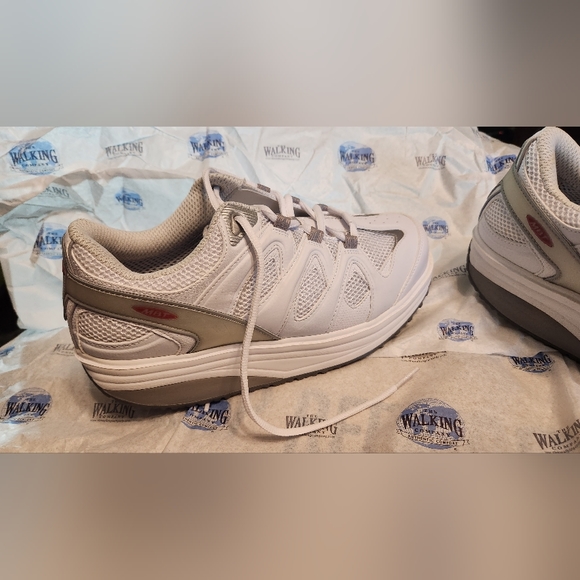 New in Box Women's MBT Sport 2 White Sz 9.5 - Picture 3 of 11